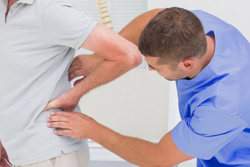 Pacient s bolesťou dolnej časti chrbta pri diagnostickom vyšetrení lekárom
